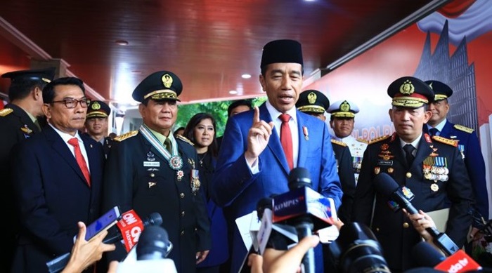 Presiden Jokowi saat memberikan keterangan pers kepada wartawan.