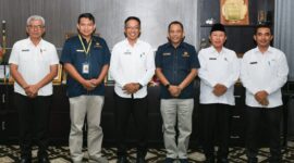 Pj Bupati Lotim, HM Juaini Taofik (tengah) didampingi Pj Sekda H Hasni, Kepala Bappeda Zaidar Rohman, Kepala Dinas PMD Salmun Rahman saat fose bersama Kepala KPP Pratama Praya, Widi Pramono dan Kepala KPPN Selong, Moch Isma Nur Choironi usai acara silaturrahmi di ruang kerja Pj Bupati Lotim, Rabu (6/3/2024).