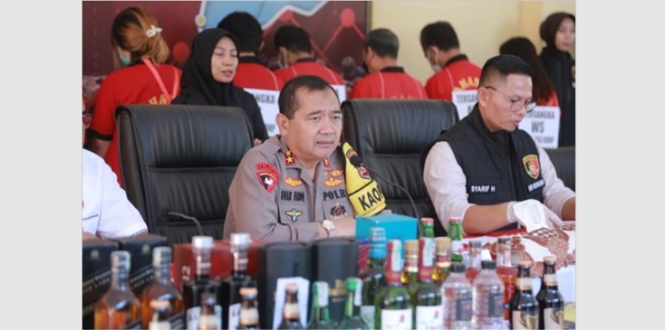 Kapolda NTB, Irjen Pol R Umar Faruq saat konferensi pers, di Mapolda NTB, pada Selasa (19/3/2024).