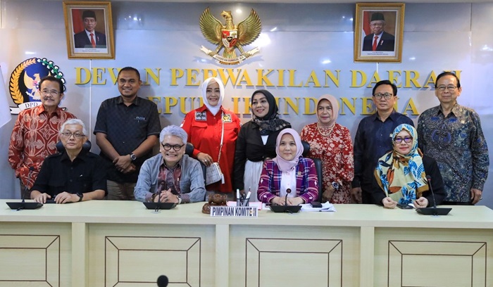 Komite II DPD RI fose bersama usai Rapat Dengar Pendapat Umum (RDPU), di Gedung DPD RI, Komplek Parlemen Senayan, Jakarta, Senin (18/3/2024).