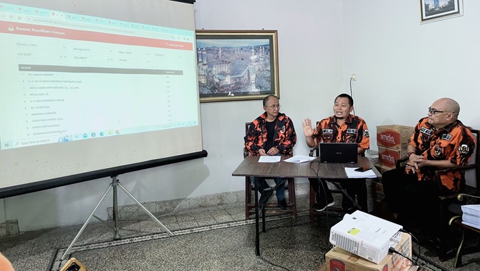 Suasana konferensi pers terkait temuan penggelembungan suara yang disampaikan oleh MPW PP Jatim, di Kantor MPW PP Jatim, Sabtu (17/2/2024).