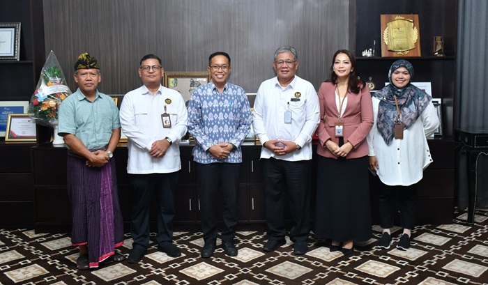 Pj Bupati Lotim, HM Juaini Taofik (batik biru tiga dari kiri) saat menerima Wantimpres.