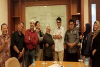 Pengurus DPD PJS DKI Jakarta dan DPD PJS Banten Fose bersaama Ketum DPP PJS, Mahmud Marhaba didampingi Sekjen DPP PJS, Abdul Rasyid Zaenal usai rapat pengurus DPP yang diperluas dengan agenda membahas persiapan HUT PJS ke-2 serta sejumlah agenda penting saat perayaan HUT yang akan diselenggarakan di Jakarta, pada 12-14 Mei 2024 mendatang.