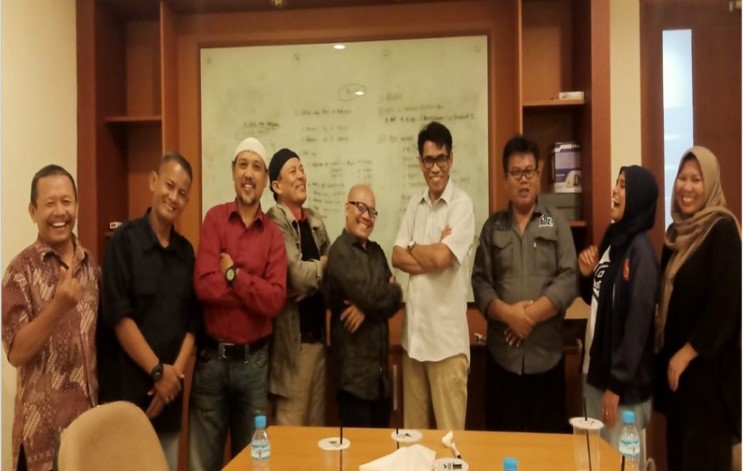 Pengurus DPD PJS DKI Jakarta dan DPD PJS Banten Fose bersaama Ketum DPP PJS, Mahmud Marhaba didampingi Sekjen DPP PJS, Abdul Rasyid Zaenal usai rapat pengurus DPP yang diperluas dengan agenda membahas persiapan HUT PJS ke-2 serta sejumlah agenda penting saat perayaan HUT yang akan diselenggarakan di Jakarta, pada 12-14 Mei 2024 mendatang.