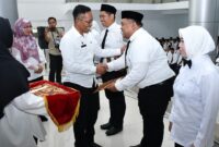 Pj Bupati Lotim, HM Juaini Taofik saat menyerahkan SK P3K Tenaga Kesehatan dan Tenaga Teknik, di Ballroom Kantor Bupati Lombok Timur, Rabu (6/3/2024).