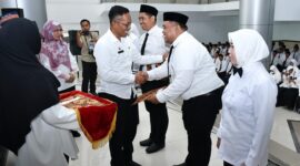 Pj Bupati Lotim, HM Juaini Taofik saat menyerahkan SK P3K Tenaga Kesehatan dan Tenaga Teknik, di Ballroom Kantor Bupati Lombok Timur, Rabu (6/3/2024).