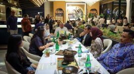 Suasana acara berbuka puasa bersama antara Ketua DPD RI, AA LaNyalla Mahmud Mattalitti dan jajaran bersama Senator baru yang terpilih pada Pemilu 2024, Restoran Parle, Senayan, Jakarta, pada Jumat (22/3/2024).