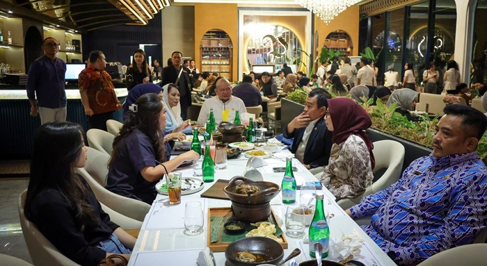 Suasana acara berbuka puasa bersama antara Ketua DPD RI, AA LaNyalla Mahmud Mattalitti dan jajaran bersama Senator baru yang terpilih pada Pemilu 2024, Restoran Parle, Senayan, Jakarta, pada Jumat (22/3/2024).