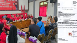 Wakil Ketua DPD PDIP NTB, H Ruslan Turmuzi bersama jajaran pengurus saat memberikan keterangan pers di Kantor DPD PDIP NTB, Kamis (18/4/2024)-(foto kiri), dan Surat Pengunduran Diri HL Budi Suryata sebagai Sekretaris DPD PDIP NTB (foto kanan).