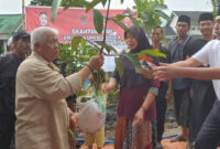 Anggota DPR RI Dapil NTB II/Pulau Lombok, H Rachmat Hidayat saat membagikan bibit pohon.