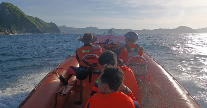 Tim SAR gabungan saat mencari korban hilang di perairan Pantai Lancing, Dusun Tampah, Desa Mekarsari, Kecamatan Praya Barat, Kabupaten Lombok Tengah (Loteng).