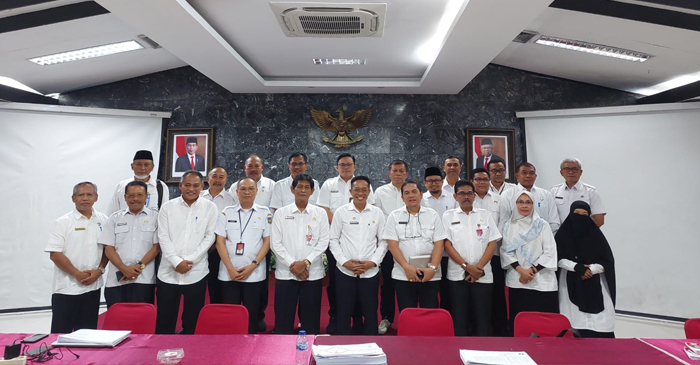 Pj Bupati Lotim, HM Juaini Taofik (depan tengah) saat fose bersama dengan tim evaluator Itjen Kemendagri.