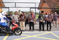 Terlihat seorang siswi SMK Negeri 4 Tasikmalaya, Jawa Barat, saat praktek safety riding, pada Sabtu (20/5/2024).