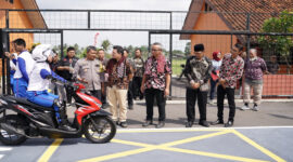 Terlihat seorang siswi SMK Negeri 4 Tasikmalaya, Jawa Barat, saat praktek safety riding, pada Sabtu (20/5/2024).