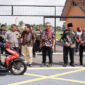 Terlihat seorang siswi SMK Negeri 4 Tasikmalaya, Jawa Barat, saat praktek safety riding, pada Sabtu (20/5/2024).