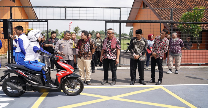 Terlihat seorang siswi SMK Negeri 4 Tasikmalaya, Jawa Barat, saat praktek safety riding, pada Sabtu (20/5/2024).