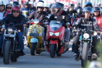 Presiden Jokowi (depan paling kanan) saat menjajal Jalan Bebas Hambatan Akses IKN dengan mengendarai kendaraan roda dua (sepeda motor) sekaligus meresmikan Jembatan Pulau Balang, pada Minggu (28/7/2024).