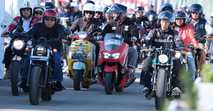 Presiden Jokowi (depan paling kanan) saat menjajal Jalan Bebas Hambatan Akses IKN dengan mengendarai kendaraan roda dua (sepeda motor) sekaligus meresmikan Jembatan Pulau Balang, pada Minggu (28/7/2024).