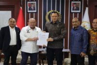 Ketua DPD RI, AA LaNyalla Mahmud Mattalitti (dua dari kiri) saat menyerahkan surat dukungan DPD RI atas penyelesaian kasus tanah Surat Ijo Surabaya berikut berkas-berkas pendukung lainnya kepada Menteri ATR/BPN, Agus Harimurti Yudhoyono (AHY).