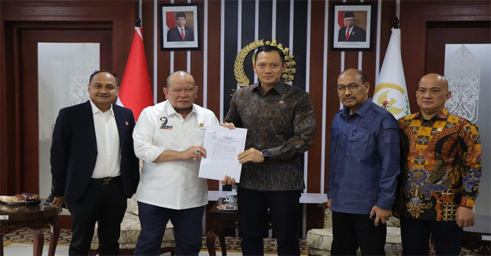 Ketua DPD RI, AA LaNyalla Mahmud Mattalitti (dua dari kiri) saat menyerahkan surat dukungan DPD RI atas penyelesaian kasus tanah Surat Ijo Surabaya berikut berkas-berkas pendukung lainnya kepada Menteri ATR/BPN, Agus Harimurti Yudhoyono (AHY).