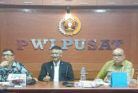 Ketua Umum PWI Pusat, Hendry Ch Bangun (kiri) dan mantan Kadiv Humas Polri, Irjen Pol (Purn) Anton Charliyan (tengah) saat rapat pleno di Sekretariat PWI Pusat, Gedung Dewan Pers, Jalan Kebon Sirih, Jakarta Pusat, Senin (5/8/2024).