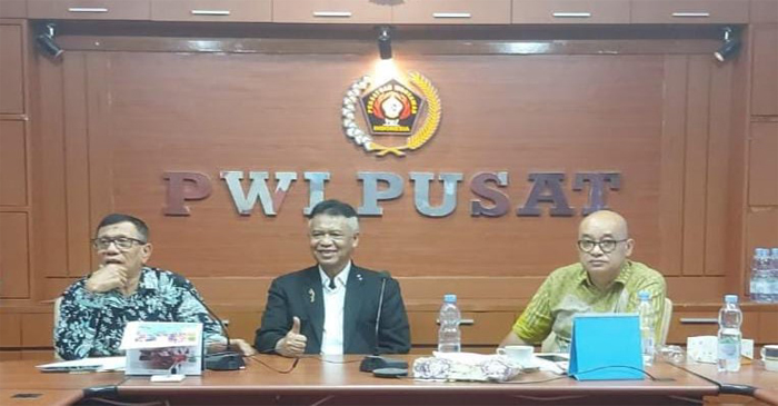 Ketua Umum PWI Pusat, Hendry Ch Bangun (kiri) dan mantan Kadiv Humas Polri, Irjen Pol (Purn) Anton Charliyan (tengah) saat rapat pleno di Sekretariat PWI Pusat, Gedung Dewan Pers, Jalan Kebon Sirih, Jakarta Pusat, Senin (5/8/2024).