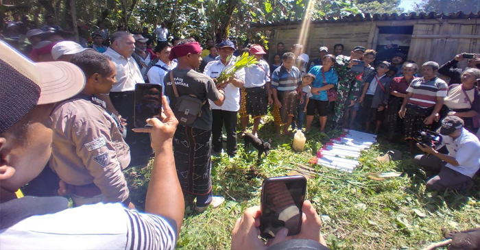 Suasana prosesi adat Takung Wae Teku yang dijalani PLN UIP Nusra bersama masyarakat adat Poco Leok.