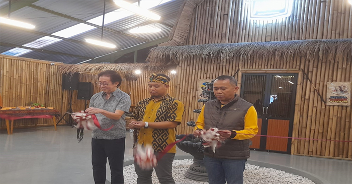 Suasana Grand Opening Ayam Taliwang As’ad Cipete Raya yang ditandai dengan pengguntingan pita.