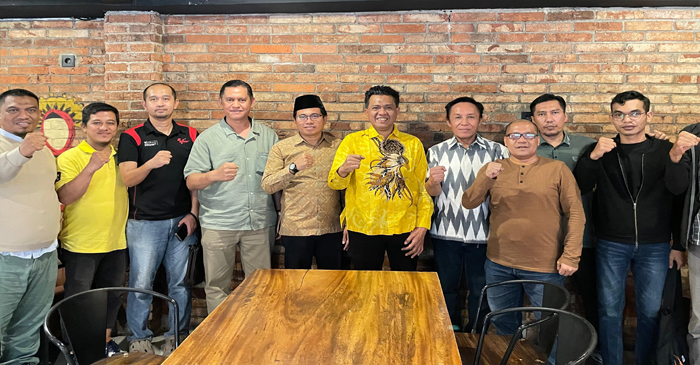 Para relawan Paslon Ridwan Kamil–Suswono yang tergabung dalam Pasukan Ridho Jakarta (PRJ) fose bersama usai rapat pedana di Kedai Riolo, Jalan Kramat Kwitang I Jakarta Pusat, Rabu (45/9/2024).