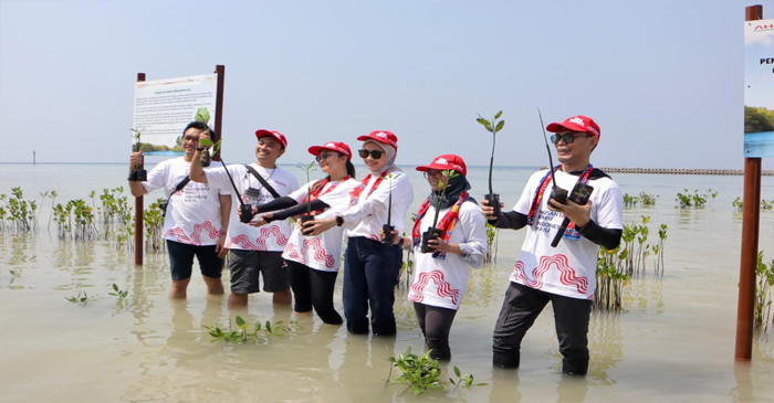 PT. AHM menanam pohon mangrove bakau guna memperkuat upaya penyerapan karbon untuk mitigasi perubahan iklim.