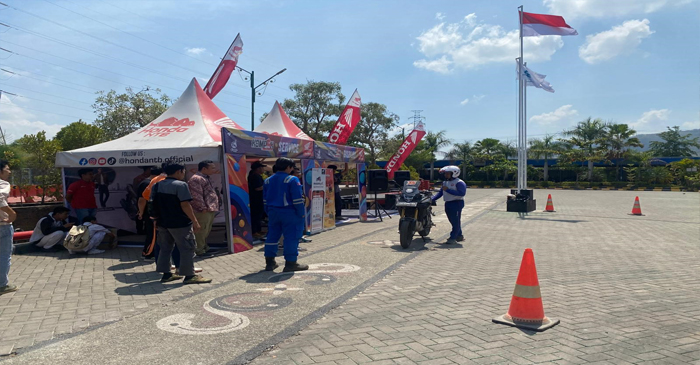 Satria Wiman Jaya selaku Instruktur Safety Riding dari Astra Motor NTB ketika menyampaikan materi praktek tentang konsep ‘’Cari Aman’’ pada saat berkendara.