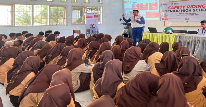 Instruktur Safety Riding Astra Motor NTB, Satria Wiman Jaya saat memberikan materi tentang teknik berkendara yang benar, etika berlalu lintas, serta pentingnya menggunakan perlengkapan berkendara yang lengkap seperti helm dan jaket kepada siswa-siswi SMKN 2 Sumbawa Besar.