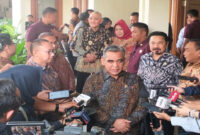 Ketua MPR RI, Ahmad Muzani saat memberikan keterangan pers kepada awak media di kediaman Wapres RI ke-6, Jenderal TNI (Purn) H Try Sutrisno di kediamannya, Jalan Purwakarta No.6 Menteng, Jakarta Pusat, Rabu (16/10/2024).