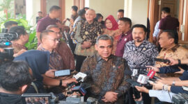 Ketua MPR RI, Ahmad Muzani saat memberikan keterangan pers kepada awak media di kediaman Wapres RI ke-6, Jenderal TNI (Purn) H Try Sutrisno di kediamannya, Jalan Purwakarta No.6 Menteng, Jakarta Pusat, Rabu (16/10/2024).