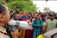 Suasana aksi demonstran mewarnai pengadaan Identifikasi lahan PLTP Ulumbu.