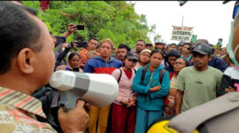 Suasana aksi demonstran mewarnai pengadaan Identifikasi lahan PLTP Ulumbu.