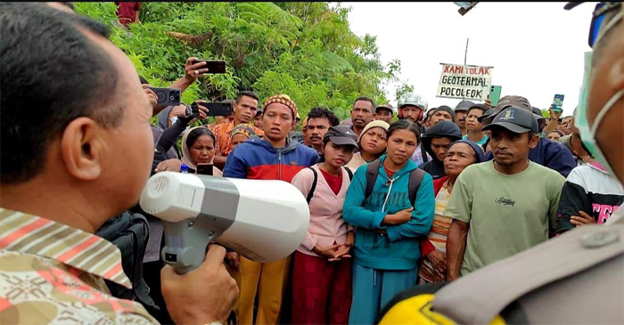 Suasana aksi demonstran mewarnai pengadaan Identifikasi lahan PLTP Ulumbu.