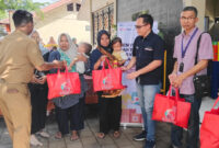 Suasana pendistribusian makanan tambahan di Posyandu Amal Sejati Satu Lingkungan Getap Timur, Kelurahan Cakranegara Selatan Baru, Kecamatan Cakranegara, Kota Mataram, pada Selasa (29/10/2024).