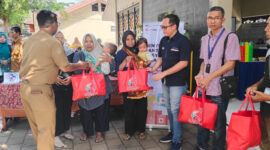 Suasana pendistribusian makanan tambahan di Posyandu Amal Sejati Satu Lingkungan Getap Timur, Kelurahan Cakranegara Selatan Baru, Kecamatan Cakranegara, Kota Mataram, pada Selasa (29/10/2024).