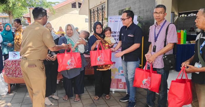 Suasana pendistribusian makanan tambahan di Posyandu Amal Sejati Satu Lingkungan Getap Timur, Kelurahan Cakranegara Selatan Baru, Kecamatan Cakranegara, Kota Mataram, pada Selasa (29/10/2024).