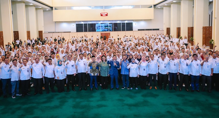 Pose bersama usai Pimpinan DPD RI memberikan pengarahan kepada seluruh pegawai di lingkungan Setjen DPD RI, di Gedung Nusantara IV, Komplek Parlemen Senayan, Jakarta, Rabu (30/10/2024). 