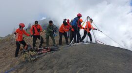 Tim SAR gabungan saat melakukan evakuasi terhadap jasad korban, Kaifat Rafi Mubarok (16 tahun), pendaki asal Jakarta.