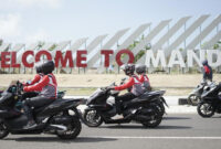 Para bikers dari Honda Asosiasi Lombok (HALO) dan Honda Community Bali (HCB) melakukan touring bersama menggunakan Honda PCX, menempuh rute dari kantor Astra Motor di Mataram hingga Sirkuit Mandalika.