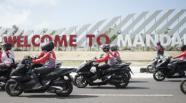 Para bikers dari Honda Asosiasi Lombok (HALO) dan Honda Community Bali (HCB) melakukan touring bersama menggunakan Honda PCX, menempuh rute dari kantor Astra Motor di Mataram hingga Sirkuit Mandalika.