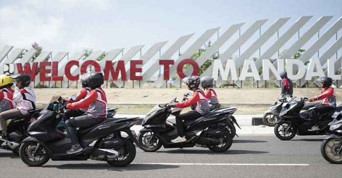 Para bikers dari Honda Asosiasi Lombok (HALO) dan Honda Community Bali (HCB) melakukan touring bersama menggunakan Honda PCX, menempuh rute dari kantor Astra Motor di Mataram hingga Sirkuit Mandalika.