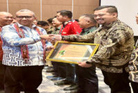 Wamenaker, Afriansyah Noor saat menyerahkan penghargaan Zero Accident dan SMK3 kepada kepada Senior Manager Keuangan, Anggaran dan Umum PT PLN UIP Nusra, Tony Erik Refiendy, mewakili GM PT PLN UIP Nusra.