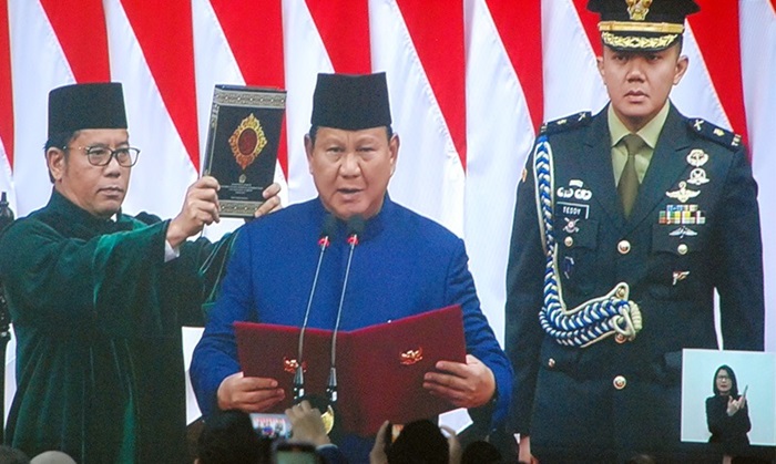 DISUMPAH: Presiden ke-8 RI, Prabowo Subianto saat mengucapkan sumpah atau janji.