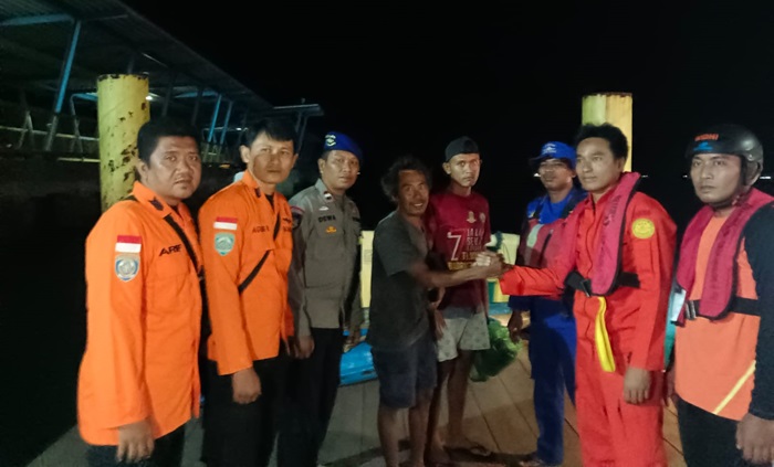 Tim SAR gabungan berhasil mengevakuasi dua nelayan asal Dusun Karang Bedil, Desa Pemenang Barat, Kecamatan Pemenang, Kabupaten Lombok Utara (KLU) dari terjangan arus deras di sekitar Gili Air.  