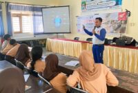 Satria Wiman Jaya selaku Instruktur Safety Riding dari Astra Motor NTB saat memberikan materi yang berfokus pada persiapan aman berkendara bagi para siswa-siswi SMPN 1 Lembar.