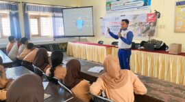 Satria Wiman Jaya selaku Instruktur Safety Riding dari Astra Motor NTB saat memberikan materi yang berfokus pada persiapan aman berkendara bagi para siswa-siswi SMPN 1 Lembar.